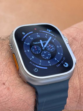 New Jersey, ABD - 23 Eylül 2022: Bir Apple Store 'da yeni Apple Watch Ultra' yı karşılaştıran ve test eden bir Alman fotoğrafçı.