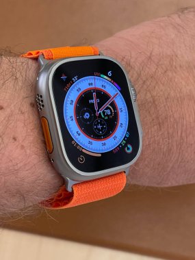 New Jersey, ABD - 23 Eylül 2022: Bir Apple Store 'da yeni Apple Watch Ultra' yı karşılaştıran ve test eden bir Alman fotoğrafçı.