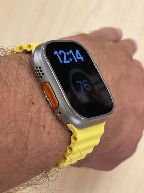 New Jersey, ABD - 23 Eylül 2022: Bir Apple Store 'da yeni Apple Watch Ultra' yı karşılaştıran ve test eden bir Alman fotoğrafçı.