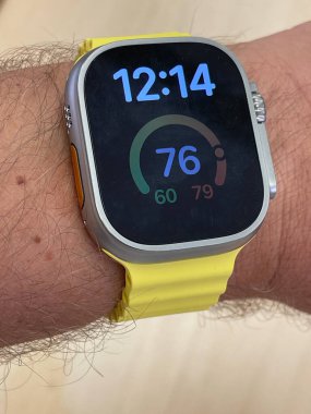 New Jersey, ABD - 23 Eylül 2022: Bir Apple Store 'da yeni Apple Watch Ultra' yı karşılaştıran ve test eden bir Alman fotoğrafçı.