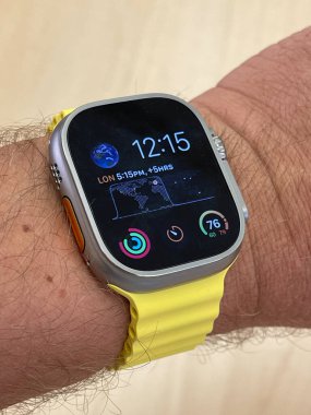 New Jersey, ABD - 23 Eylül 2022: Bir Apple Store 'da yeni Apple Watch Ultra' yı karşılaştıran ve test eden bir Alman fotoğrafçı.