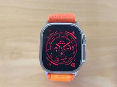 New Jersey, ABD - 23 Eylül 2022: Bir Apple Store 'da yeni Apple Watch Ultra' yı karşılaştıran ve test eden bir Alman fotoğrafçı.