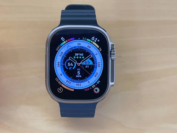 New Jersey, ABD - 23 Eylül 2022: Bir Apple Store 'da yeni Apple Watch Ultra' yı karşılaştıran ve test eden bir Alman fotoğrafçı.