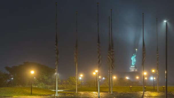 秋天的一个雨夜 在自由州立公园看到的自由女神像旁边的旗子广场 长达4K次曝光夜间时间 — 图库视频影像