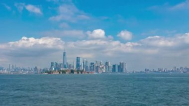 Güneşli bir sonbaharda New Jersey 'deki Liberty State Park' tan görülen feribotla Manhattan 'ın ve Brooklyn' in bazı bölgelerinin 4k zaman aralığı..