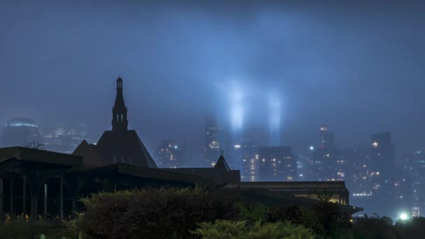Długi Czas Ekspozycji Nocy Manhattan Deszczową Jesienną Noc Światłami Tle — Wideo stockowe