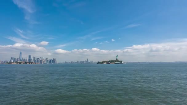 Timelapse Manhattan Och Frihetsgudinnan Med Färjor Floden Solig Dag Höst — Stockvideo