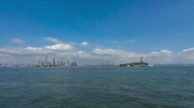 Güneşli bir sonbaharda New Jersey 'deki Liberty State Park' tan görülen feribotlarla birlikte Manhattan ve Özgürlük Anıtı 'nın 4k zaman çizelgesi..