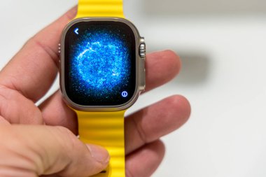 Frankfurt, Almanya - 12 Ekim 2022: Alman bir fotoğrafçı Apple Store 'dan yeni bir Apple Watch Ultra satın aldı ve bunu kendi evine yerleştirdi..