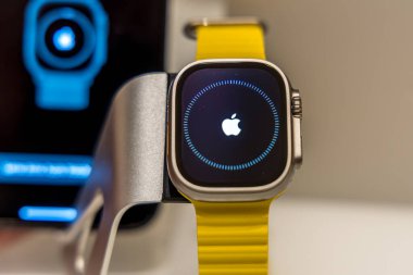 Frankfurt, Almanya - 12 Ekim 2022: Alman bir fotoğrafçı Apple Store 'dan yeni bir Apple Watch Ultra satın aldı ve bunu kendi evine yerleştirdi..