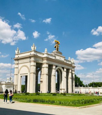 Moskova 'nın panoramik manzarası. Tarihi binalar ve uluslararası iş merkezi. 
