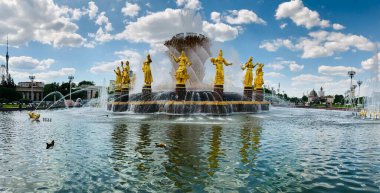 Moskova 'nın panoramik manzarası. Tarihi binalar ve uluslararası iş merkezi. 