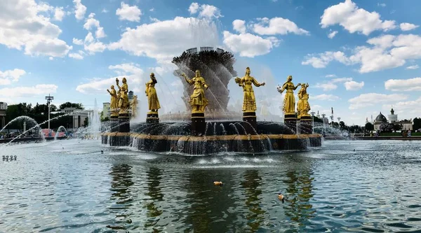 Moskova 'nın panoramik manzarası. Tarihi binalar ve uluslararası iş merkezi. 