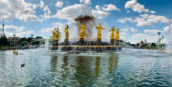 Moskova 'nın panoramik manzarası. Tarihi binalar ve uluslararası iş merkezi. 