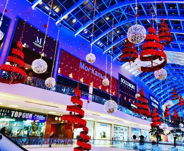 Moskova 'nın panoramik manzarası. Tarihi binalar ve uluslararası iş merkezi. 