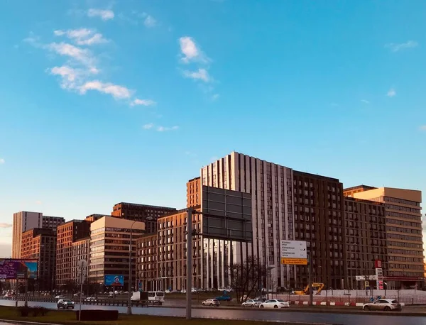 Moskova 'nın panoramik manzarası. Tarihi binalar ve uluslararası iş merkezi. 