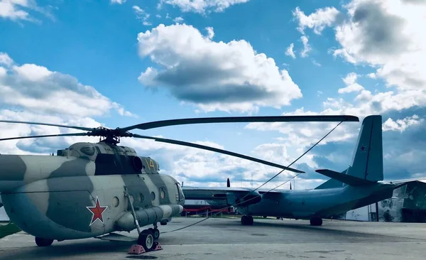 Moskova manzarası. Tarihi binalar ve uluslararası iş merkezi. 