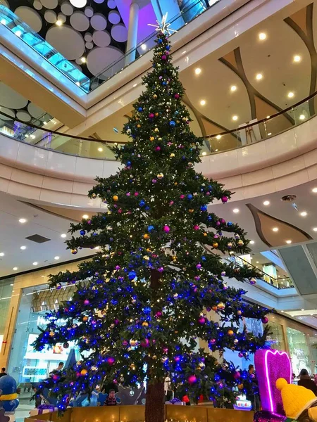 Moskova 'nın yeraltı manzarası. Tarihi binalar ve uluslararası iş merkezi. 