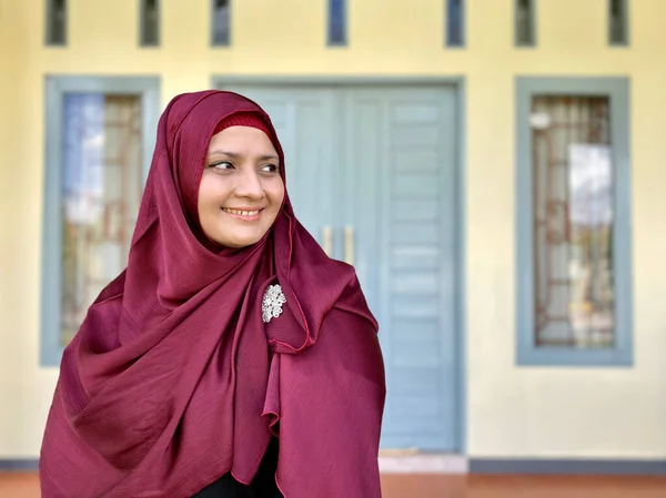 Asian Woman Wearing Red Hijab Looking Away Smiling Front House — стокове фото