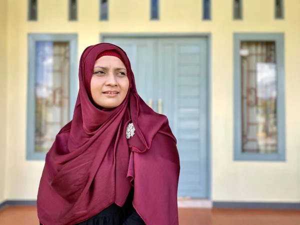 Asian Woman Wearing Red Hijab Looking Away Smiling Front House —  Fotos de Stock