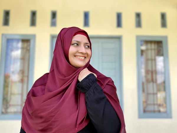Asian Woman Wearing Red Hijab Looking Away Smiling Front House — стоковое фото