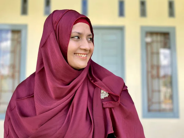 Asian Woman Wearing Red Hijab Looking Away Smiling Front House — Stok Foto