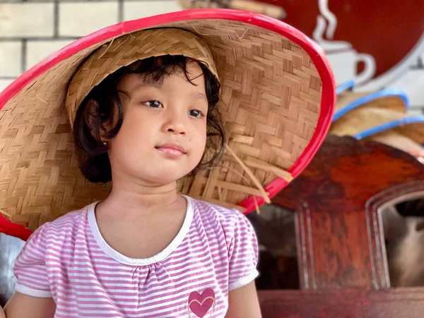 Χαριτωμένο Κοριτσάκι Παραδοσιακό Καπέλο Από Μπαμπού Υφασμένο — Φωτογραφία Αρχείου