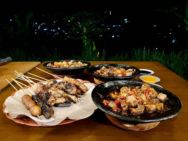 Masada akşam yemeği için et ve tavuk var.