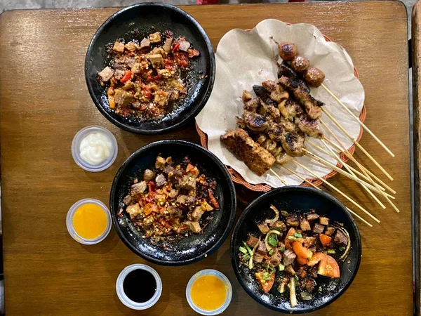 Köttmat Och Kyckling Satay Till Middag Bordet — Stockfoto