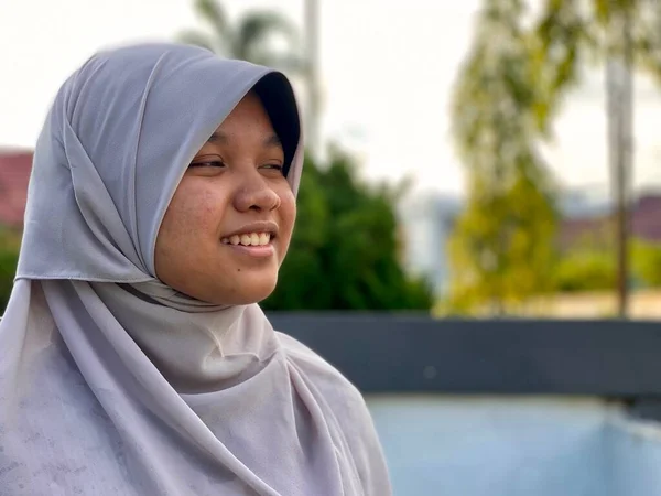 Potret Seorang Gadis Kecil Mengenakan Jilbab Tersenyum — Stok Foto