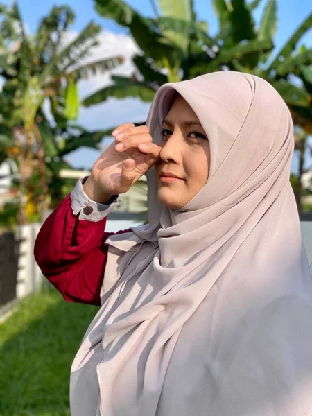 Portret Młodej Kobiety Ubranej Hidżab Odwracając Wzrok Dotykając Nosa — Zdjęcie stockowe