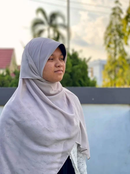 Potret Seorang Gadis Kecil Mengenakan Jilbab Tersenyum — Stok Foto