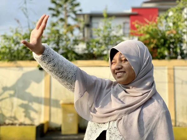 Nastolatka Ubrana Hidżab Zasłaniający Jej Twarz Popołudniowego Słońca — Zdjęcie stockowe