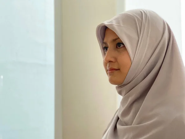 Portrait Young Woman Wearing Hijab Looking Away — Stok Foto
