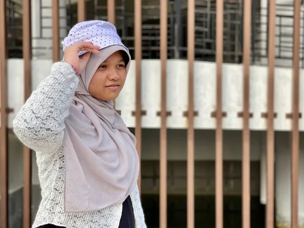 Портрет Девочки Подростка Хиджабе Шляпе — стоковое фото