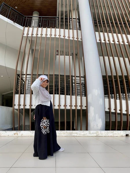 Портрет Девочки Подростка Хиджабе Шляпе — стоковое фото