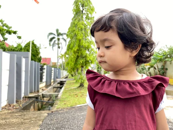 Parktaki küçük şirin bir kızın portresi.