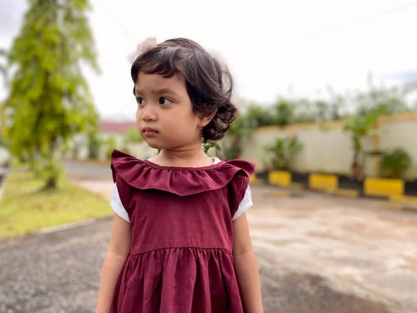 Parktaki küçük şirin bir kızın portresi.