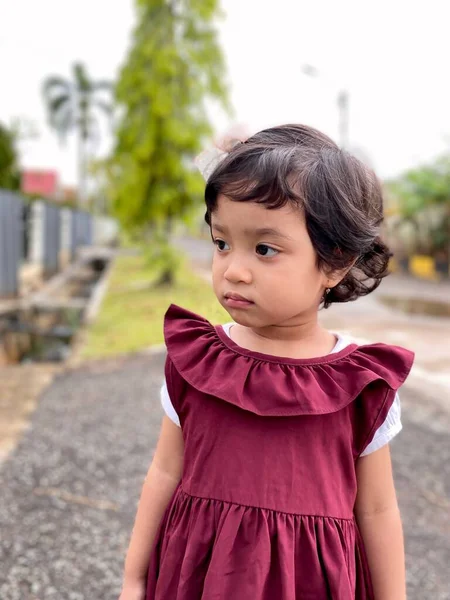 Πορτρέτο Ενός Χαριτωμένου Μικρού Κοριτσιού Ένα Πάρκο — Φωτογραφία Αρχείου