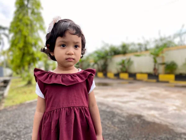 Parktaki küçük şirin bir kızın portresi.