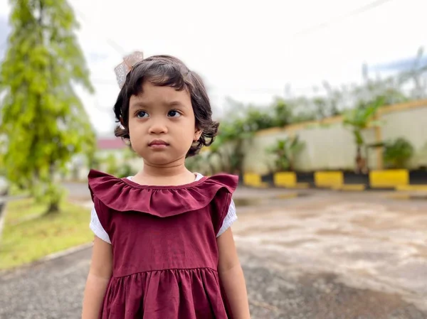 Retrato Uma Menina Bonita Parque — Fotografia de Stock