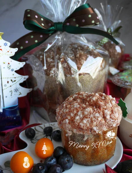 Lahodné Panettone Italský Chutný Dezert Sněhulákem Cupcake Přání Vánoční Stromky — Stock fotografie