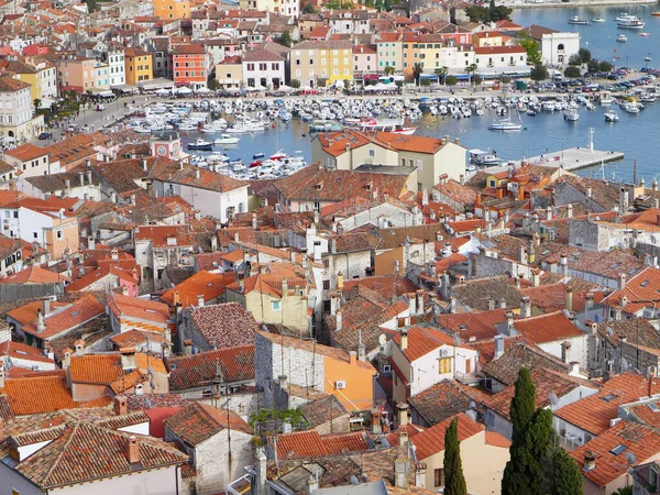 Avrupa 'nın güzel kırmızı ve turuncu çatısı Hırvatistan' ın yüksek açılı manzarası