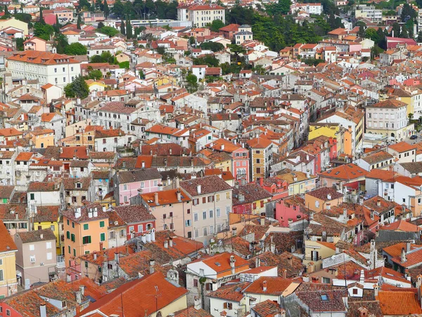 Avrupa 'nın güzel kırmızı ve turuncu çatısı Hırvatistan' ın yüksek açılı manzarası