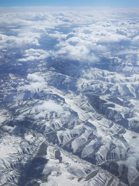 冬季白雪覆盖高山的空中景观 雪景壁纸 — 图库照片
