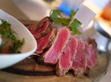 Dilimlenmiş az pişmiş bifteği ahşap tahtada servis et, barbekü, bonfile fileto, boş bayrağa kopyalama alanı, yemek duvar kağıdı.