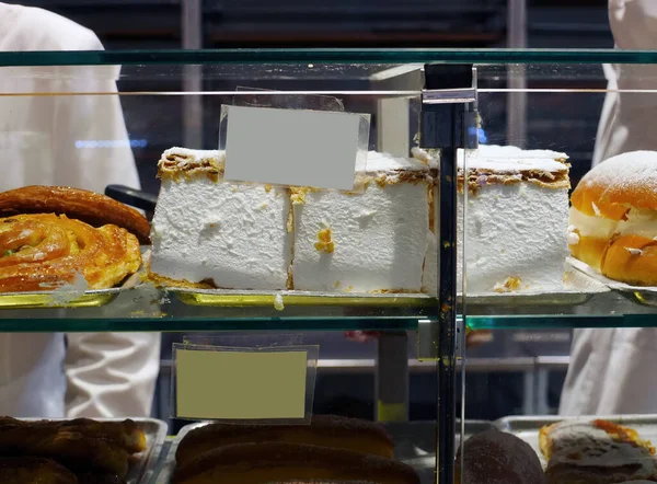 Primer Plano Panadería Escaparate Grande Blanco Cremoso Merengue Maíz Portugal — Foto de Stock