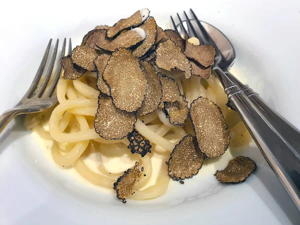 Fermer Pâtes Fraîches Maison Avec Une Tranche Truffe Noire Sauce — Photo