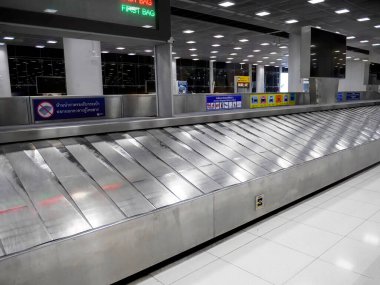Uluslararası havaalanı terminalinde Bangkok Havalimanı etiketli boş taşıma bandı