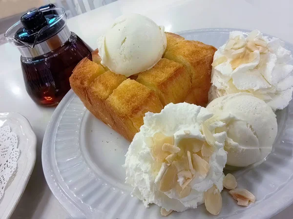 Close Honey Toast Vanilla Ice Cream Whipping Cream Served Dish — Zdjęcie stockowe